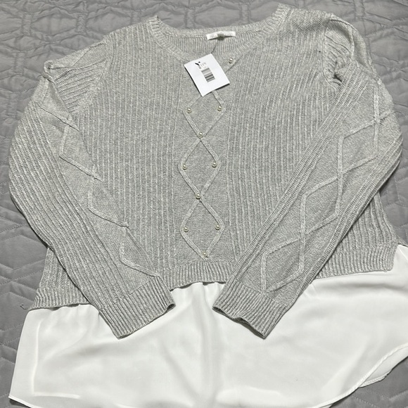 RW&CO. Tops - Sz L🇨🇦⭐️NWT RW & CO Camber & Grace Grey Knit Sweater with Pearl Detail